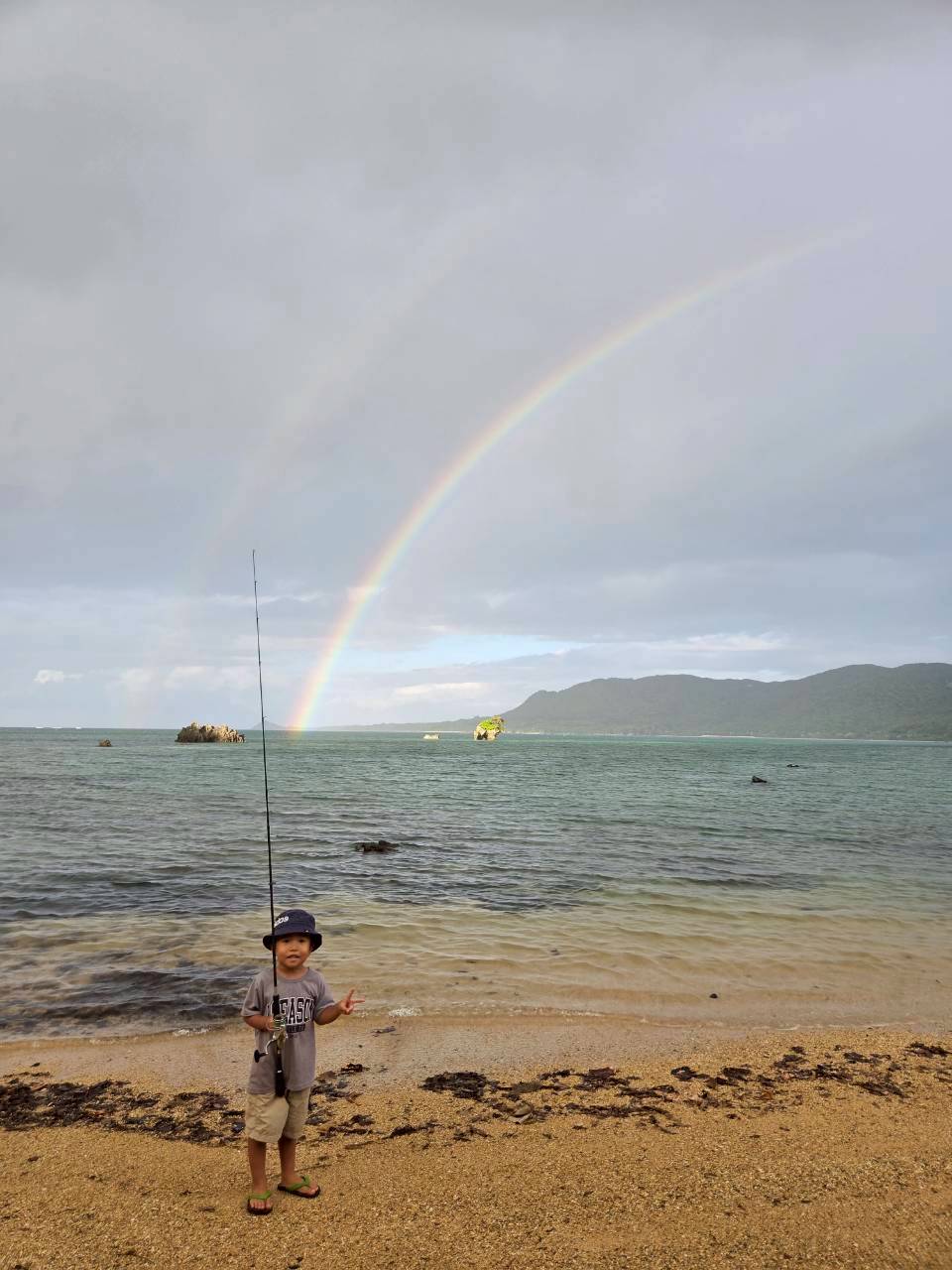 石垣島 ダブルレインボーと釣りを楽しむ少年|浜ちゃん観光