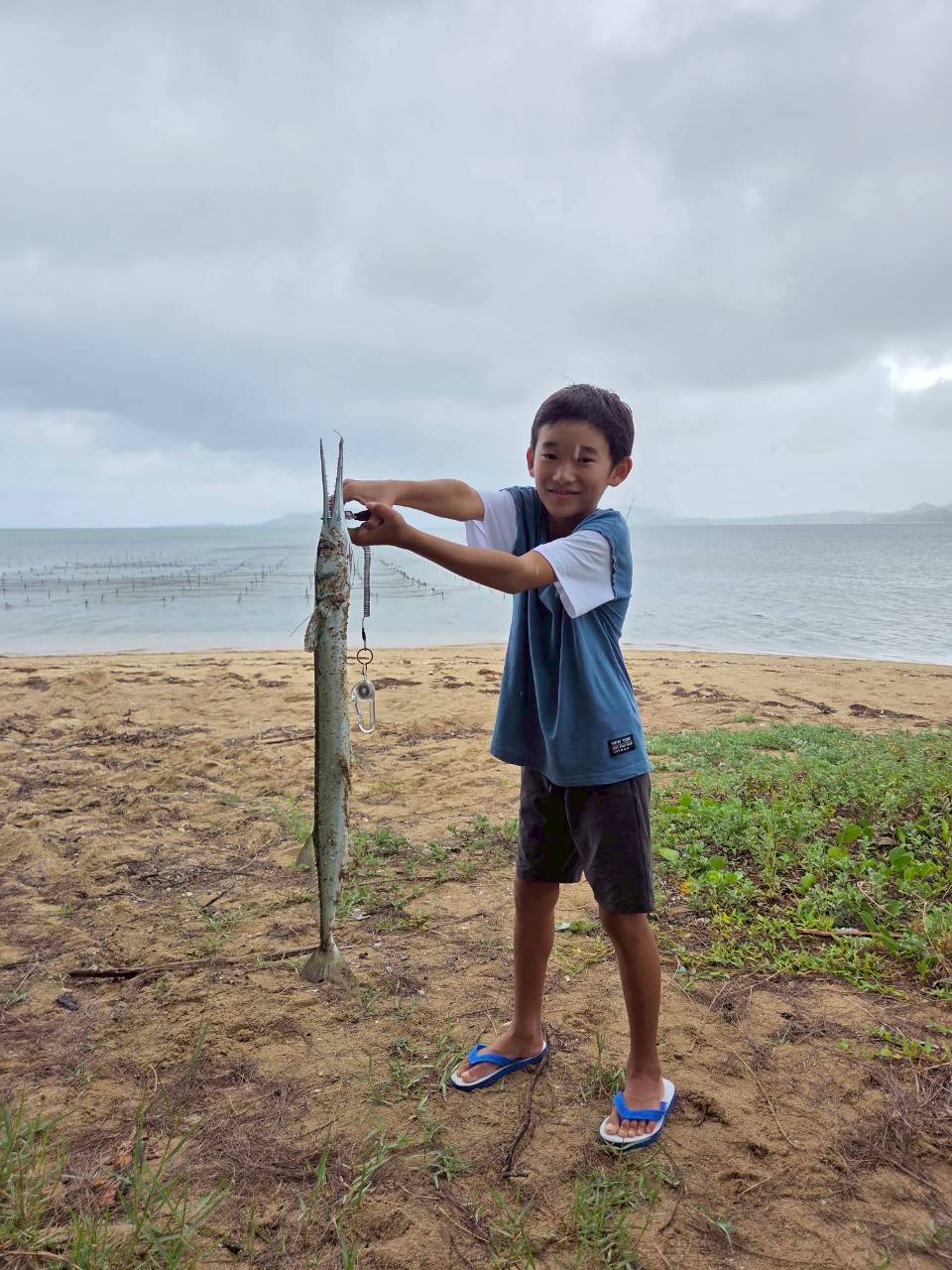 石垣島 大きな魚を釣った少年とビーチ|浜ちゃん観光