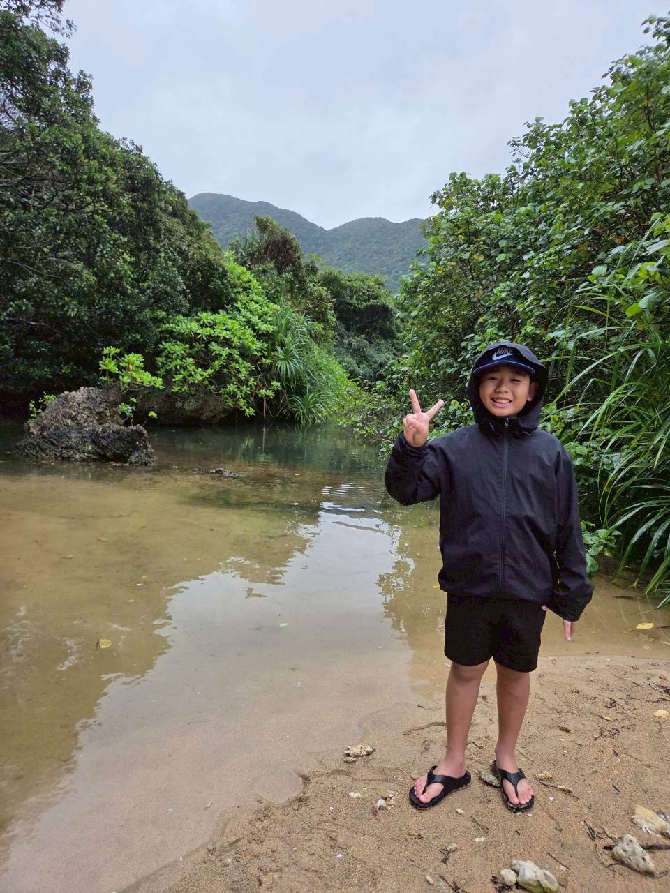 石垣島 ジャングルの川を探検する少年|浜ちゃん観光