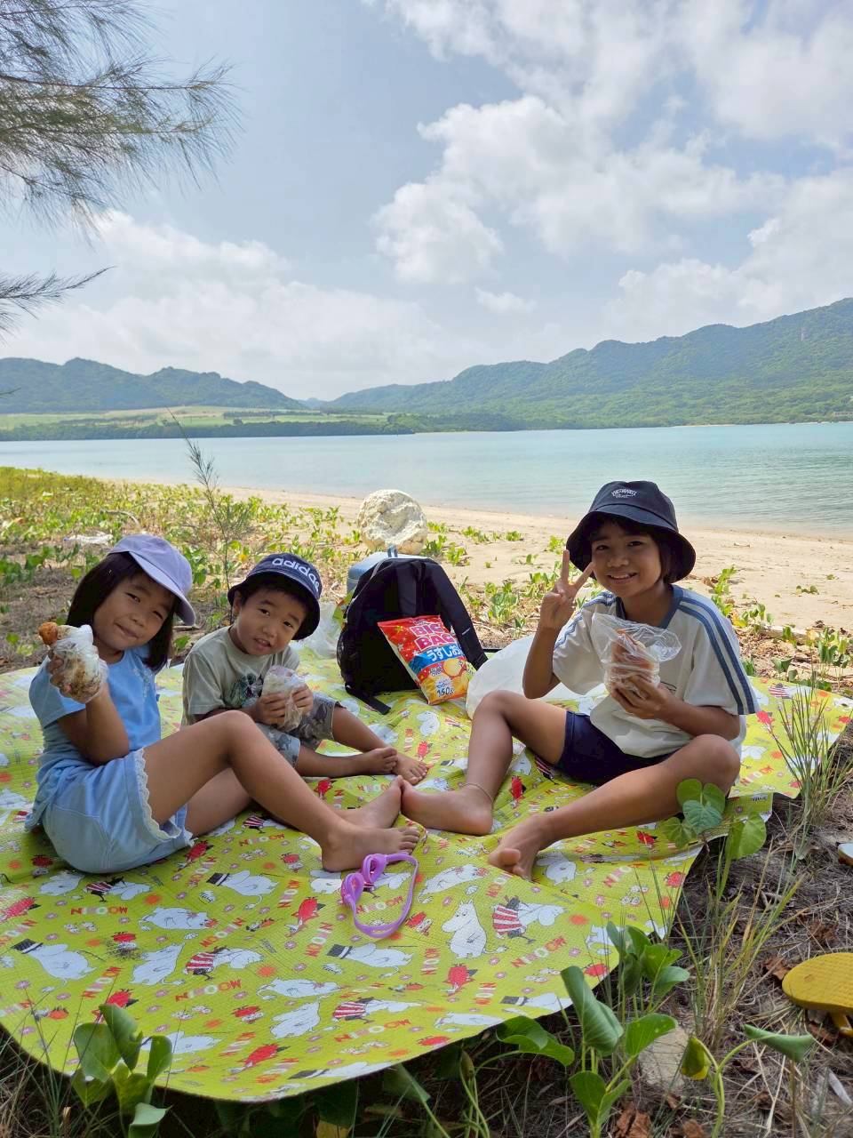 石垣島 ビーチでピクニックを楽しむ子供たち|浜ちゃん観光