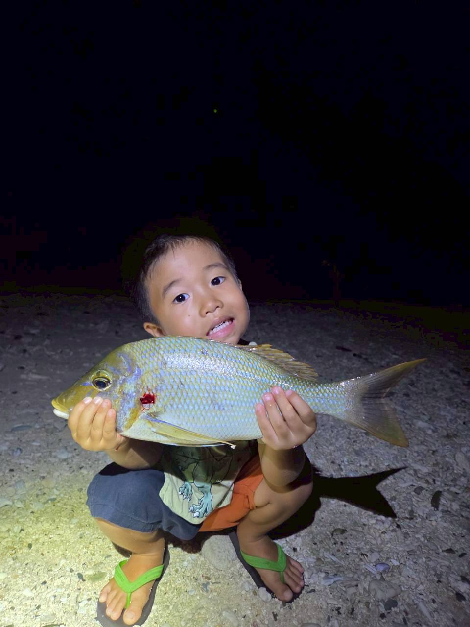 石垣島 夜釣りで大物を釣った少年|浜ちゃん観光